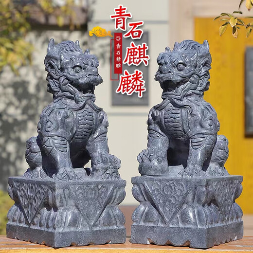 A pair of stone carvings and stone unicorns. A pair of bluestone carvings for town houses, home courtyards, outdoor fortune-seeking beasts, and villa entrance ornaments. Dragon claw unicorns are 75 meters long, 50 meters wide, and 15 meters high.
