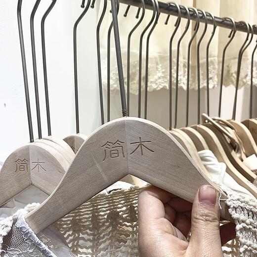 Corche de cintre à vêtements en bois attaché sans peinture en bois massif vêtements de vêtements de vêtements pour hommes et femmes affluer un pantalon en bois sans glissement.