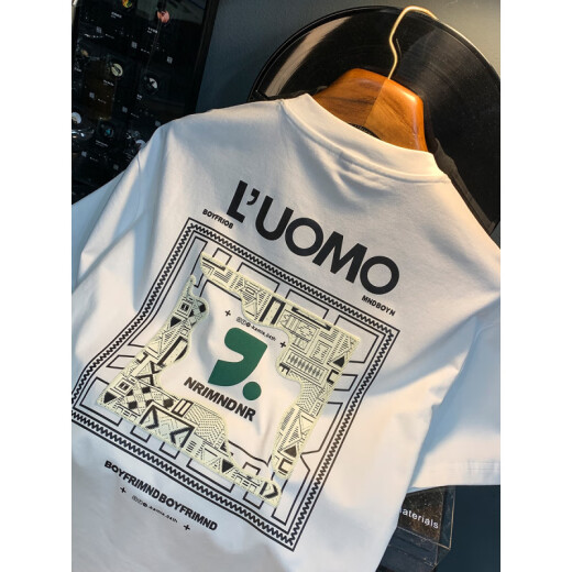 Airmiuu Summer Ins Trendy Brand Camiseta Hombres de espuma fina suelta Camiseta casual impresa versátil Versátil cuello redondo de cuello redonda media blanca [Versión ligeramente suelta y cómoda] [ZJ1098 White (Embalaje de la caja de regalo) M adecuado para 95-110Jin [Jin equivale a 0.5 kg]