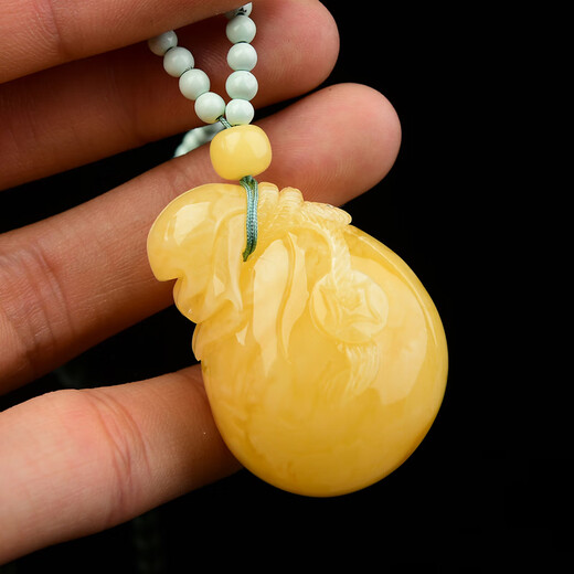 Summer natural amber beeswax pendant, beeswax horseshoe beads with turquoise chain pendant, high-end fashion gift, beeswax money bag, turquoise with chain style