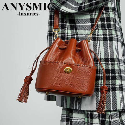 Anysmic Luxury High-End-Marke-Tasche Frauenbeutel-Sensing-Kopfschicht Cowide Eimer Bag 2025 Neues echtes Leder Quasten Crossbody Khaki 21*11*22