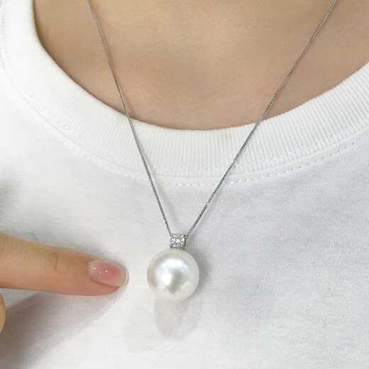 Authentic natural South Sea Australian white pearl pendant. Princess Diana's necklace is perfectly round and flawless with strong light. Princess Diana's Australian white pearl 12MM. Free silver chain with certificate.