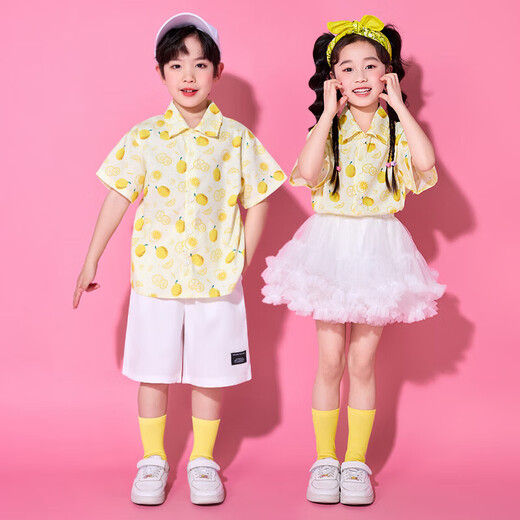 Vêtements de performance pour enfants Group de vêtements de classe de classe primaire Vêtements de danse Hong Kong Shirt Kindergarten Vêtements Graduation Photo Clothing Men's Style = A22 CHIRTE DE COMPE JAUNE + 701 Shorts blancs Taille 130