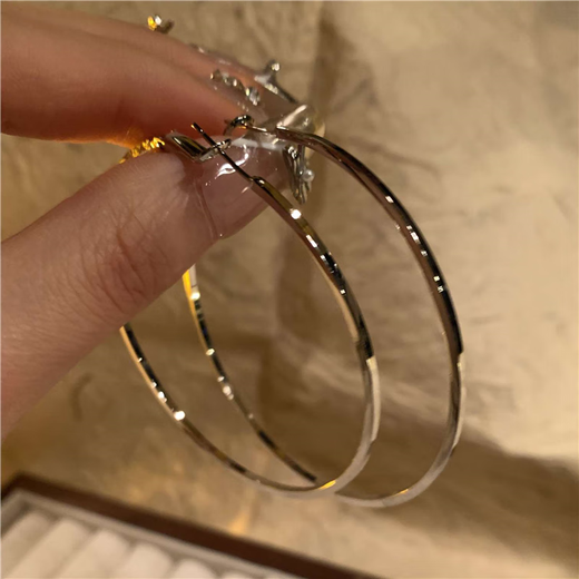 Japanese and European and American fashionable tools, exaggerated large circle earrings, high-end, unique earrings suitable for square and round faces, silver large hoops, 6 cm diameter pair