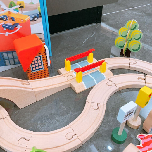 [2877 Les gens collectent] Track en bois Trains en bois Electric Train Tour Toy Car enfants Utilisez le cerveau 32 pièces Courses de montagnes russes Blocons de construction Small Train