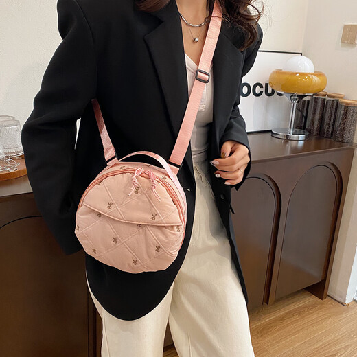 2025新款女士时尚单肩包圆饼包斜挎包百搭通勤包出行小圆包手提包 粉色