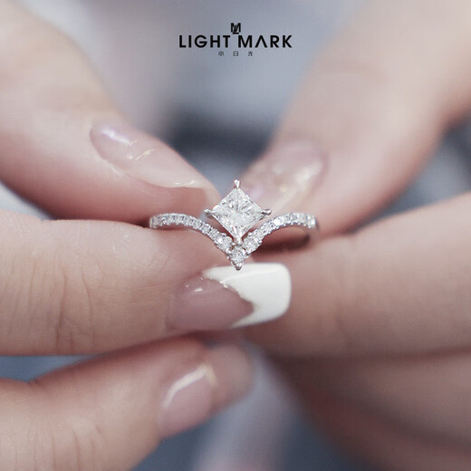 Small white light (light mark) LightMark small white light 18K gold diamond ring V-shaped arm princess diamond F-G color_SI clarity ZJRW001414 main diamond 50 points