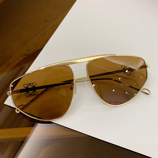 Nuevas gafas de sol de metal para mujeres Diseño Gafas de sol Sense Gafas huecas Marco para protección solar de hombres europeos y estadounidenses Gafas conductoras 9898 Té gris