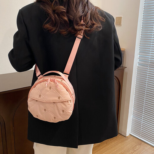 2025新款女士时尚单肩包圆饼包斜挎包百搭通勤包出行小圆包手提包 粉色