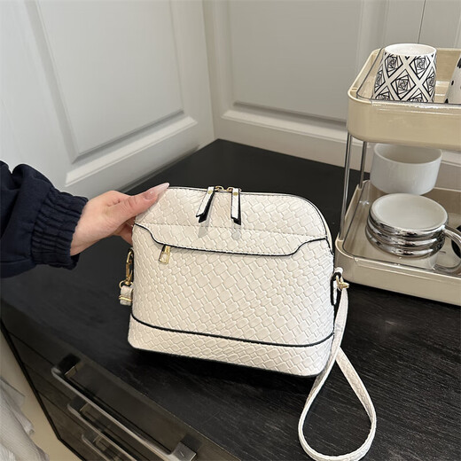 Bag Women 2025 Trendy Solid Color Retro einfache große Kapazität Neue Frühlings- und Sommer -Mode -Muster Single 6268 Weiß
