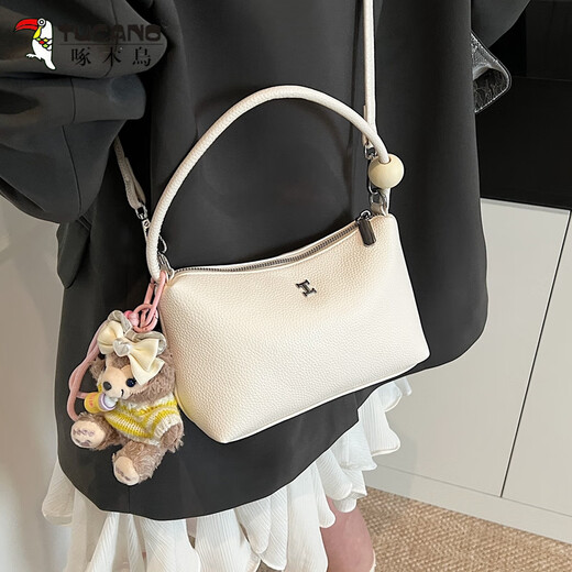 Sac féminin de Woodpecker-Sensory 2025 Été Nouveau sac à bandoulière décontracté à la mode et polyvalent pour le travail en train de faire un petit sac carré noir + avec pendentif