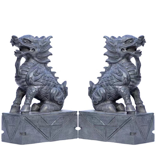A pair of stone carvings and stone unicorns. A pair of bluestone carvings for town houses, home courtyards, outdoor fortune-seeking beasts, and villa entrance ornaments. Dragon claw unicorns are 75 meters long, 50 meters wide, and 15 meters high.