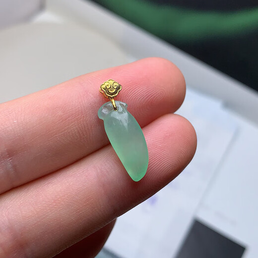 Yulong 18K gold Xiangyun exquisite small buckle Buddha God Guanyin Ruyi small pendant jade pendant buckle jade pendant clip buckle k yellow k yellow straight needle