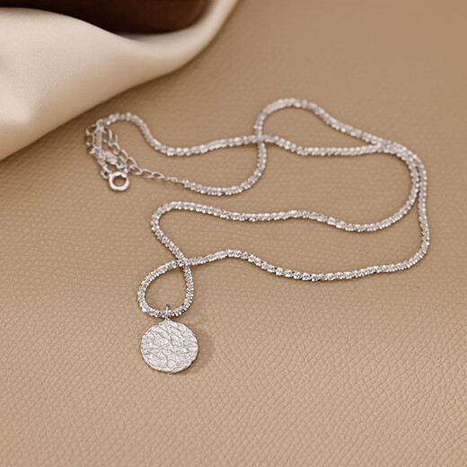 Laomiao 925 Sterling Silber Textur runde Marke Halskette für Frauen 2025 Neue leichte Luxus -Nische -Pullover -Ketten -Schlangekette Halskette 925 Sterling Silber Textur runde Marke Halskette gefaltet