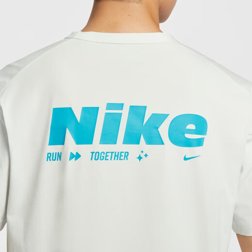 Nike (Nike) Kurzärärmelte Herren Sommer Mode grüne Pflanzenbuchstaben Graffiti Sportswear Atmungsfreies lässiges rundes Nacken T-Shirt Hv4882-121 Peak White/Wut Blue L.