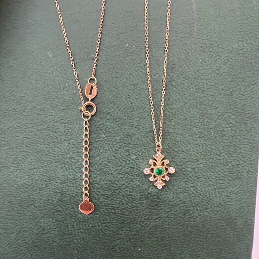 ROYALPICK emerald necklace pendant 18K gold set with diamonds is an exquisite gift for your girlfriend and wife as a Valentine's Day birthday gift