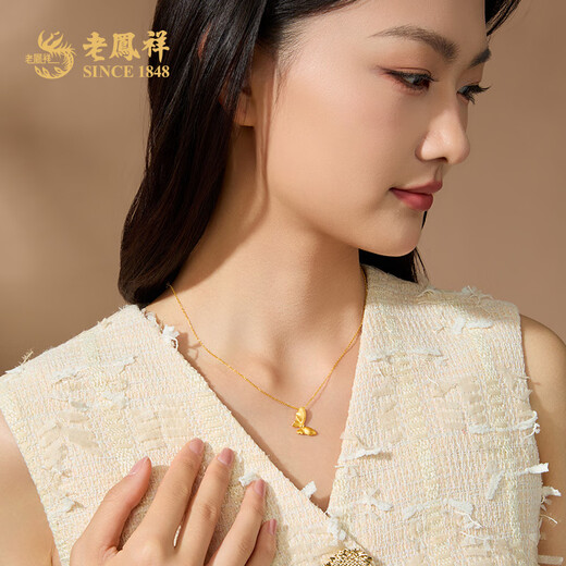 Lao Fengxiang's romantic butterfly 18K gold pendant inlaid with topaz gold necklace as an anniversary birthday gift for girlfriend and wife 18K gold inlaid topaz butterfly pendant