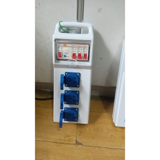 Sicherheitsinspektion auf der Baustelle, verdickter Koffer, wasserdichter und explosionsgeschützter Steckdosen-Elektrokasten, 220-V-Mobilsteckdose für den Außenbereich, undichte graue Hülle, verdickte, dreistufige wasserdichte, fünf Löcher, eine Steuerung, drei offene