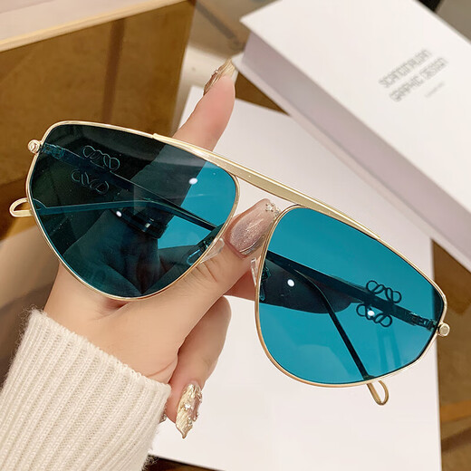 Nuevas gafas de sol de metal para mujeres Diseño Gafas de sol Sense Gafas huecas Marco para protección solar de hombres europeos y estadounidenses Gafas conductoras 9898 Té gris
