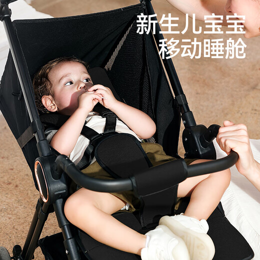 Tinyrabbit is a lightweight baby stroller, a pocket stroller that can board airplanes and station wagons, and is a one-touch baby walker that closes the car. High-end black. Can sit or lie down. Just lift and go.