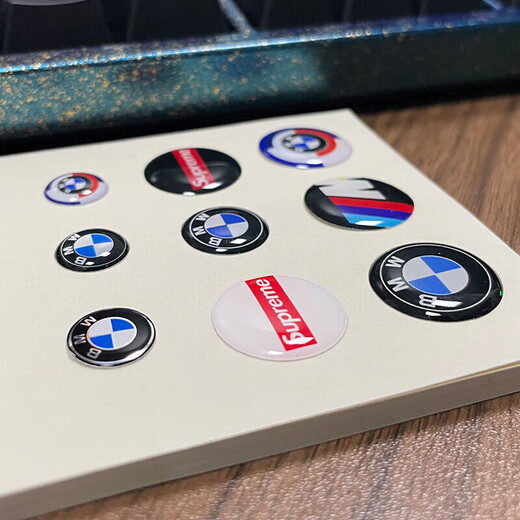 Tatchi geeignet für BMW Key Fernbedienungssteuerfahrzeug Papierauto Logo Geändertes Metallauto -Logo Dekorative Schlüsselloch -Persönlichkeit SN3899 18mm Jubiläum Version 2 Teile