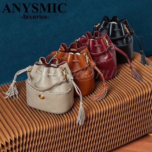 Anysmic Luxury High-End-Marke-Tasche Frauenbeutel-Sensing-Kopfschicht Cowide Eimer Bag 2025 Neues echtes Leder Quasten Crossbody Khaki 21*11*22