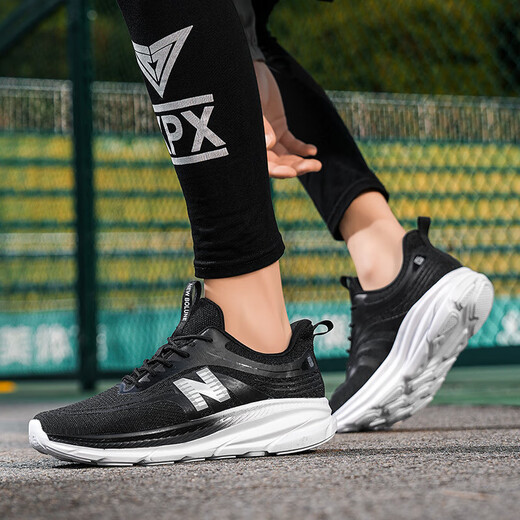 Chaussures masculines authentiques New Balance en été polyvalente en maille respirante chaussures de course pour femmes 698 Série Sports et loisirs pour améliorer les chaussures papa noir et blanc 41 (255 mm)