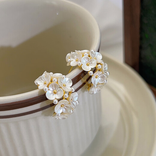 Yican niche design flower imitation pearl earrings light luxury niche high-end earrings 2025 new hot style earrings niche design flower earrings