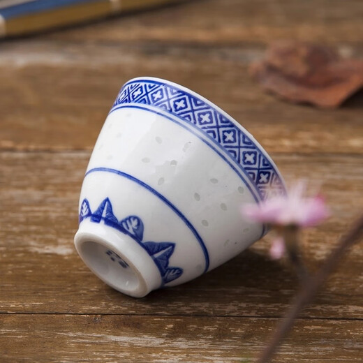 One or two porcelain wine cups, Jingdezhen ceramic old exquisite blue and white small tea cups, white wine cups
