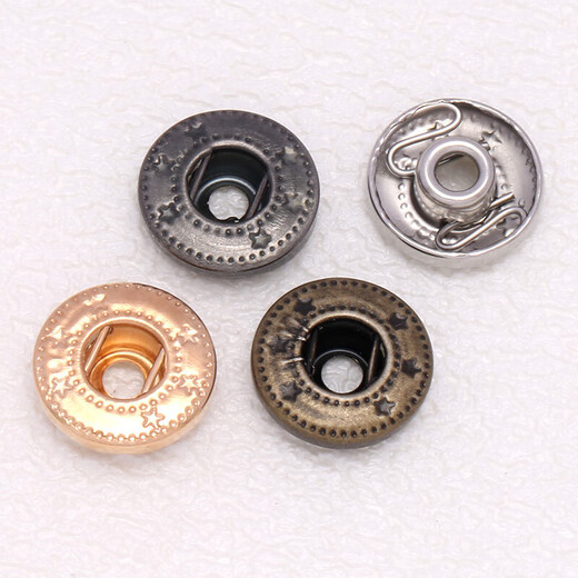 Seamless Metal Quad-Knopf-Windbreaker-Kleiderdekoration Zubehör Mutter-in-Schwiegermutter Decktaste Automatische Taste Neue Runde Snaptast