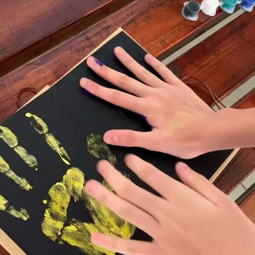 Jiaojing accordion print accordion print palm handprint drawing folding memorial book couples graduation season pigments can be washed all students. General model [48 handprints can be printed] length is about 3887mm, 12 colors acrylic paint + 2 brushes + color palette