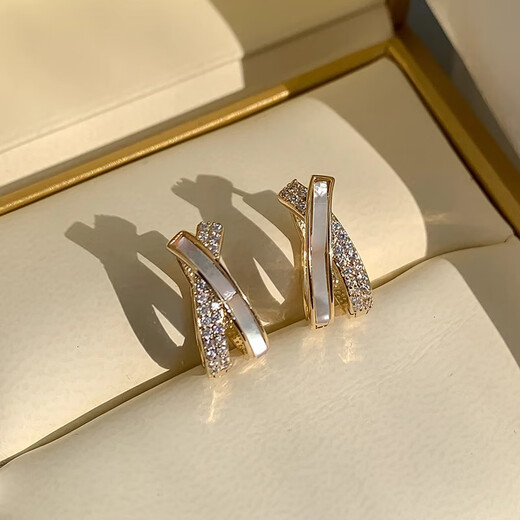DL 1998 Fat Donglai same style color gold earrings removal benefit ~ 18K gold cross mother-of-pearl set with diamonds 2025 new French style earrings 18K gold earrings