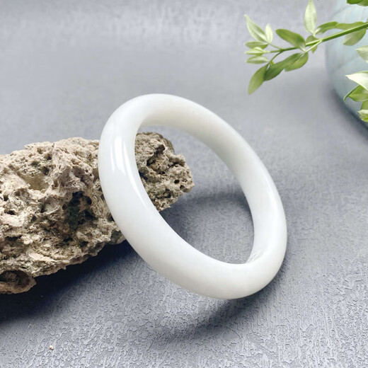 L'ancienne version de Fengchengxiang Style Shaanxi Xi'an Lantian Jade Bracelet à la mode des femmes en terre cuite pour femmes et chevaux Bracelet de beauté Jade Live avec certificat 5,2 cm