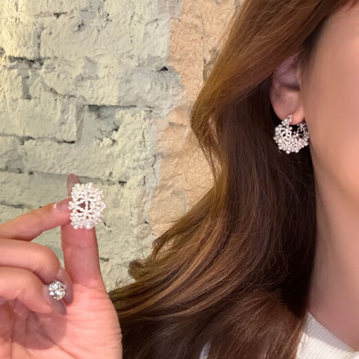 Yingtang Lao Phoenix 2025 New Retro Pearl Hollow Earrings Women's Light Luxury 9999 Sterling Silver Stud Earrings Hollow Flower Basket Ear Buttons Same Style as Lao Fengxiang