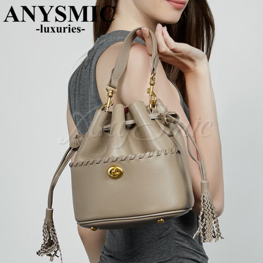 Anysmic Luxury High-End-Marke-Tasche Frauenbeutel-Sensing-Kopfschicht Cowide Eimer Bag 2025 Neues echtes Leder Quasten Crossbody Khaki 21*11*22