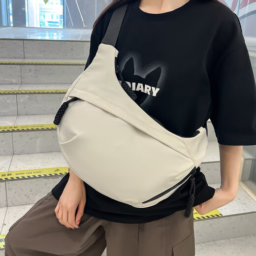 潮牌新款大容量单肩包斜挎包饺子包时尚潮流百搭胸包男女出勤背包 黑色