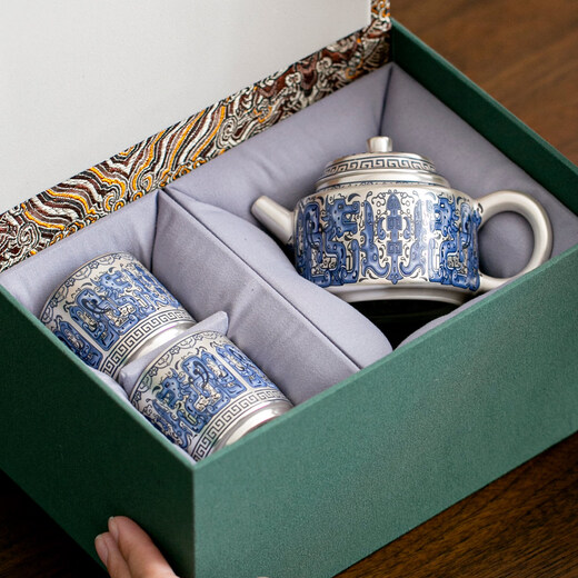 Shiyanling high-end dragon pattern gilt silver teapot tea set one pot two cups Kung Fu tea set for home use as a souvenir for elder leaders Dragon pattern silver gilt Han Dynasty tile teapot set 3 pieces gift box