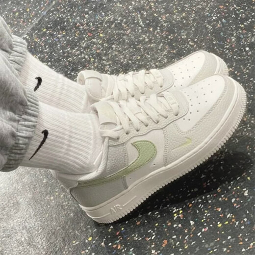 Nike (Nike) Frauenschuhe, neue Modesportschuhe für den Sommer, AF1 Air Force Nr. 1 Nicht-Schlupf-bequeme weiße Schuhe, Freizeitschuhe, IB3881-001 Mini-Haken, hell Olive Green 40 40