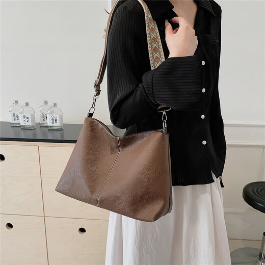 Große Kapazität Retro Casual 2024 Vielseitige neue Mode Umhängetasche Premium Umhängetasche Einkaufstasche Beuteltasche Braun