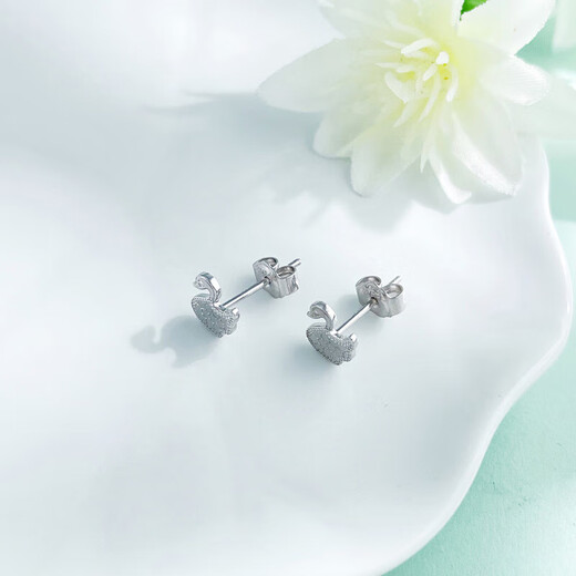 Beijing Gold Trading Center Co., Ltd. Platinum Earrings Pure White Swan Foot Platinum Earrings for Wife’s Birthday Gift Mid-Autumn and Valentine’s Day Approximately 1.99g