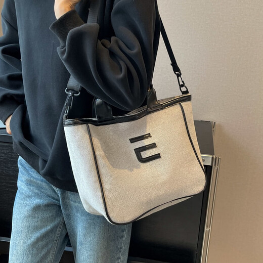 跨境韩式帆布包小众设计学生斜挎书法包上班便当包时尚字母妈咪包 米白色 均码