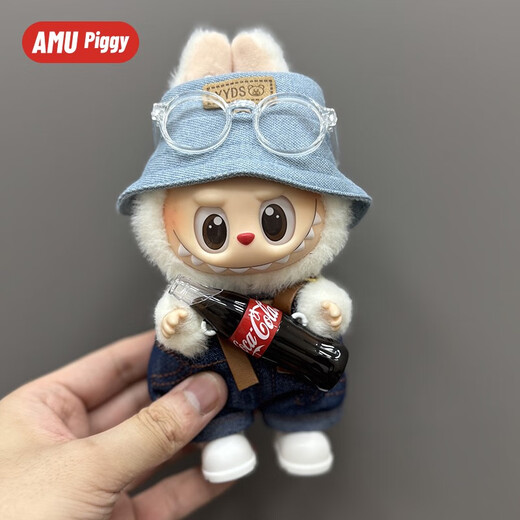 Labubu Cola Doll Vêtements Happy Factor Special Shake Glue Doll Labu Bu One, Two Generation Trendy Clothing Yellow Hat + Sport Salopes + Bottes courtes rouges Set 3 pièces