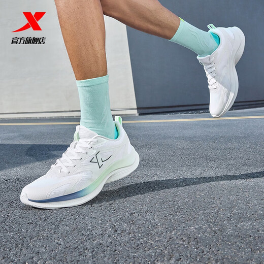 特步（XTEP）跑步鞋男鞋新品透气防滑耐磨运动通勤休闲鞋户外徒步鞋男透气轻盈 经典白/墨青蓝 42