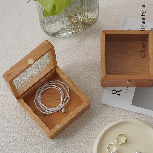 Cherry wood jewelry storage box jewelry box small glass lid jewelry box necklace bracelet exquisite medal solid wood box Jasmine-green lining cloth transparent glass North American cherry