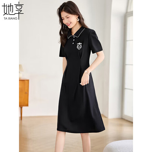 Sie genießt ein kurzärmeliges Kleid für den Rock im Revers-College-Stil für Frauen im College-Stil für Sommer-Taillen, damit sie einen schlanken Rock t142Q1319 aussieht