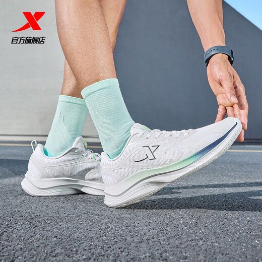 特步（XTEP）跑步鞋男鞋新品透气防滑耐磨运动通勤休闲鞋户外徒步鞋男透气轻盈 经典白/墨青蓝 42