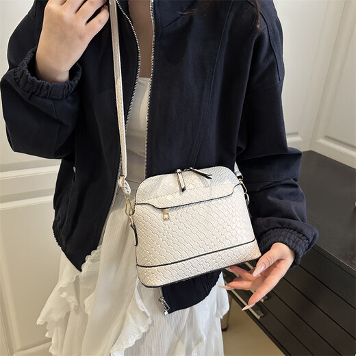 Bag Women 2025 Trendy Solid Color Retro einfache große Kapazität Neue Frühlings- und Sommer -Mode -Muster Single 6268 Weiß