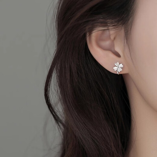 Xinshe 925 sterling silver four-leaf clover earrings for women, light luxury, niche design, high-end earrings, women's earrings for ear piercing, non-allergenic, 925 silver four-leaf clover earrings, one pair
