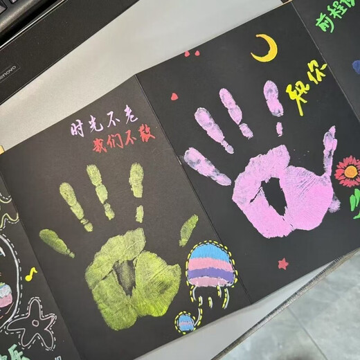 Jiaojing accordion print accordion print palm handprint drawing folding memorial book couples graduation season pigments can be washed all students. General model [48 handprints can be printed] length is about 3887mm, 12 colors acrylic paint + 2 brushes + color palette