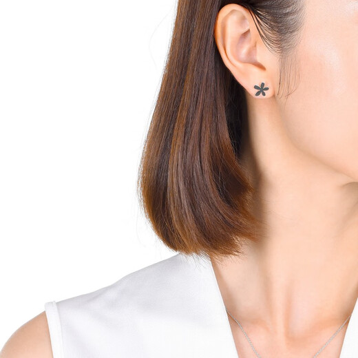 Chow Sang Sang (CHOW SANG SANG) platinum earrings Pt950 flower earrings 79703E